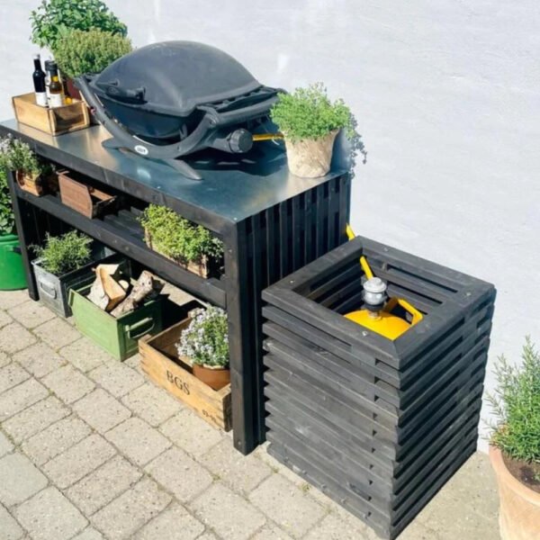 Cache-bouteille de gaz en lattes de bois noires